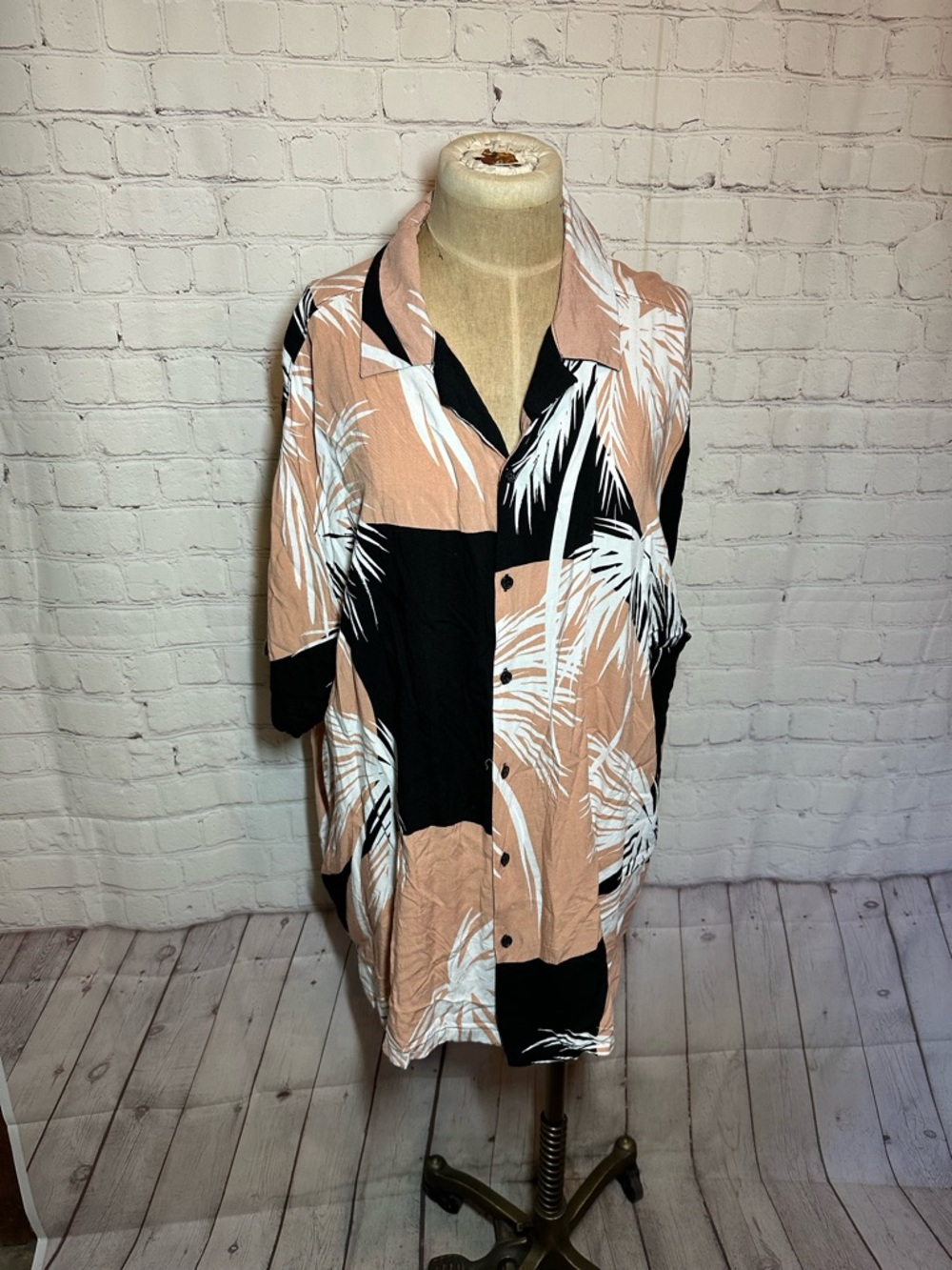 No Boundaries Peach and White Palm-Leaf short sleeve Button down Shirt 2xl